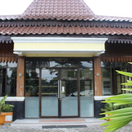 ホテル Simpang Tujuh Cepu エクステリア 写真