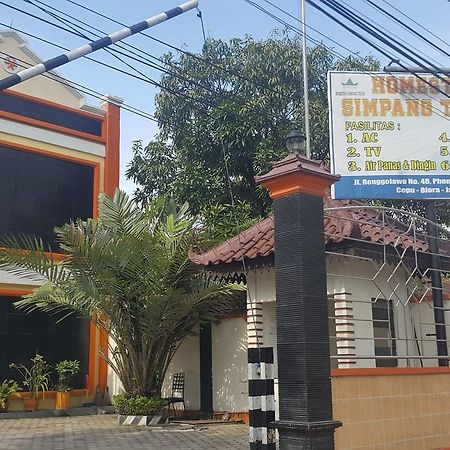 ホテル Simpang Tujuh Cepu エクステリア 写真