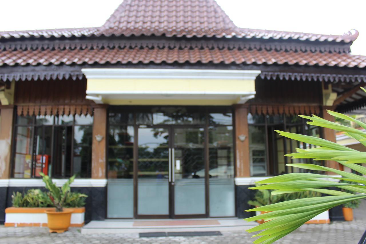 ホテル Simpang Tujuh Cepu エクステリア 写真