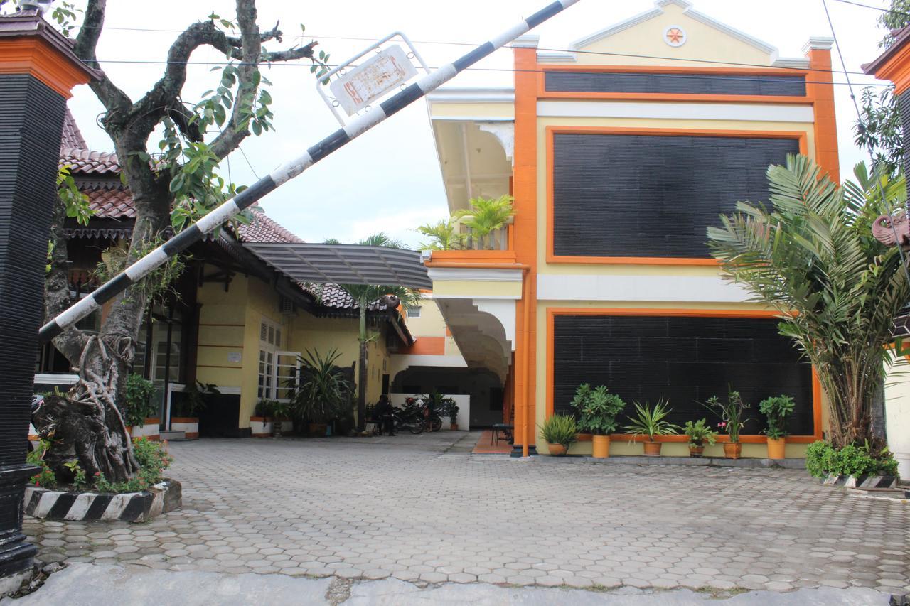 ホテル Simpang Tujuh Cepu エクステリア 写真