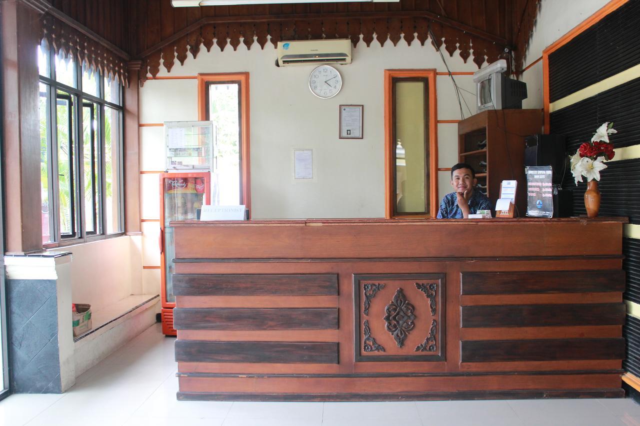ホテル Simpang Tujuh Cepu エクステリア 写真