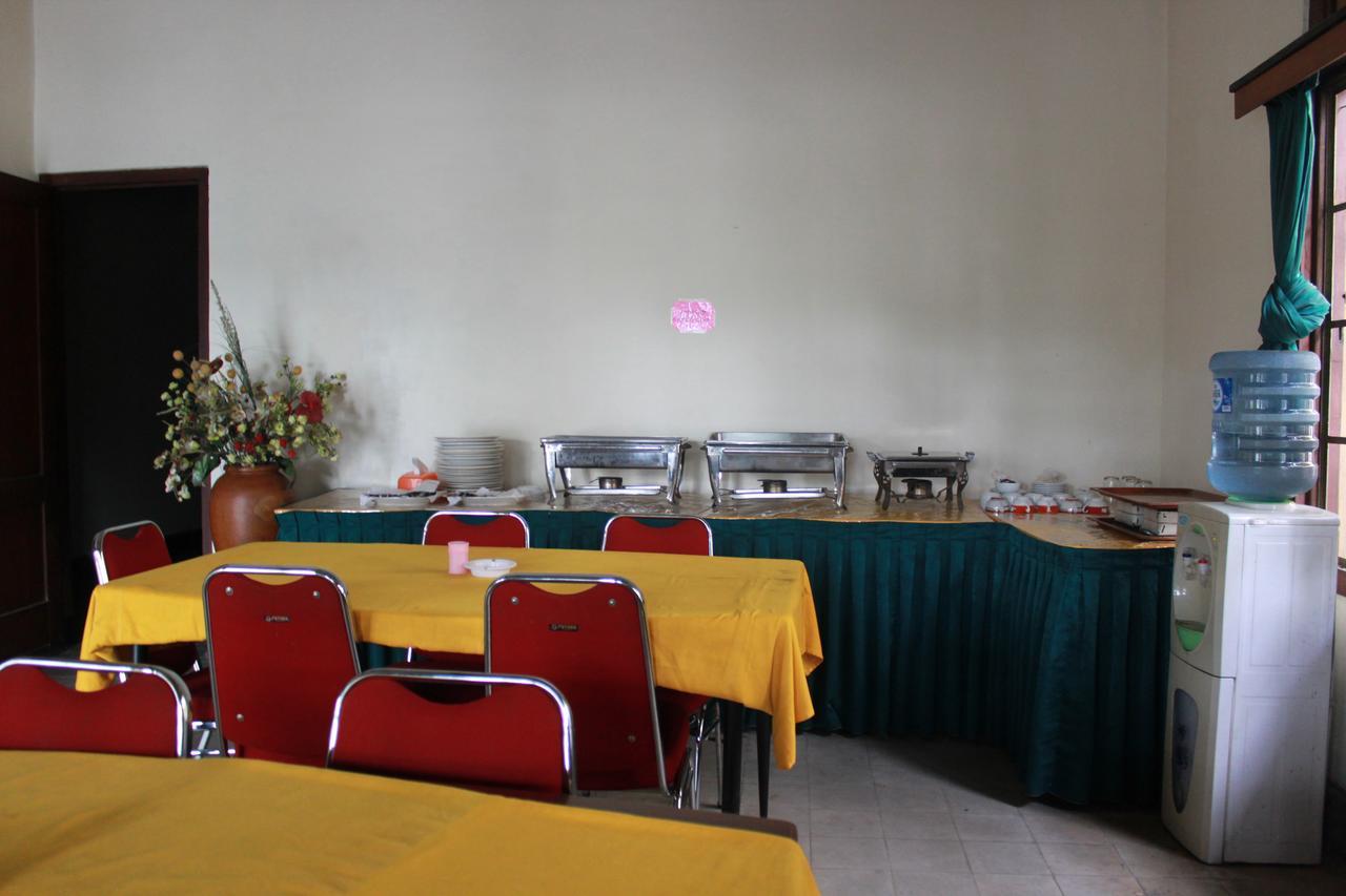 ホテル Simpang Tujuh Cepu エクステリア 写真