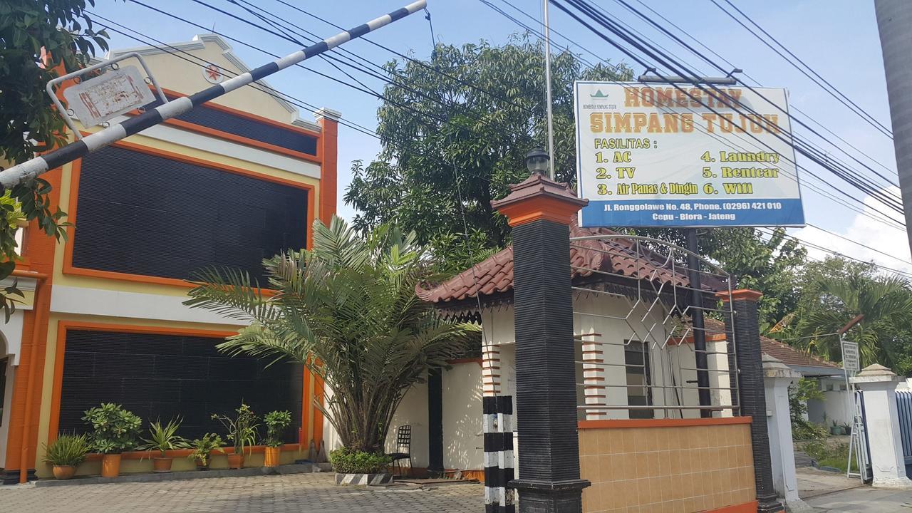 ホテル Simpang Tujuh Cepu エクステリア 写真