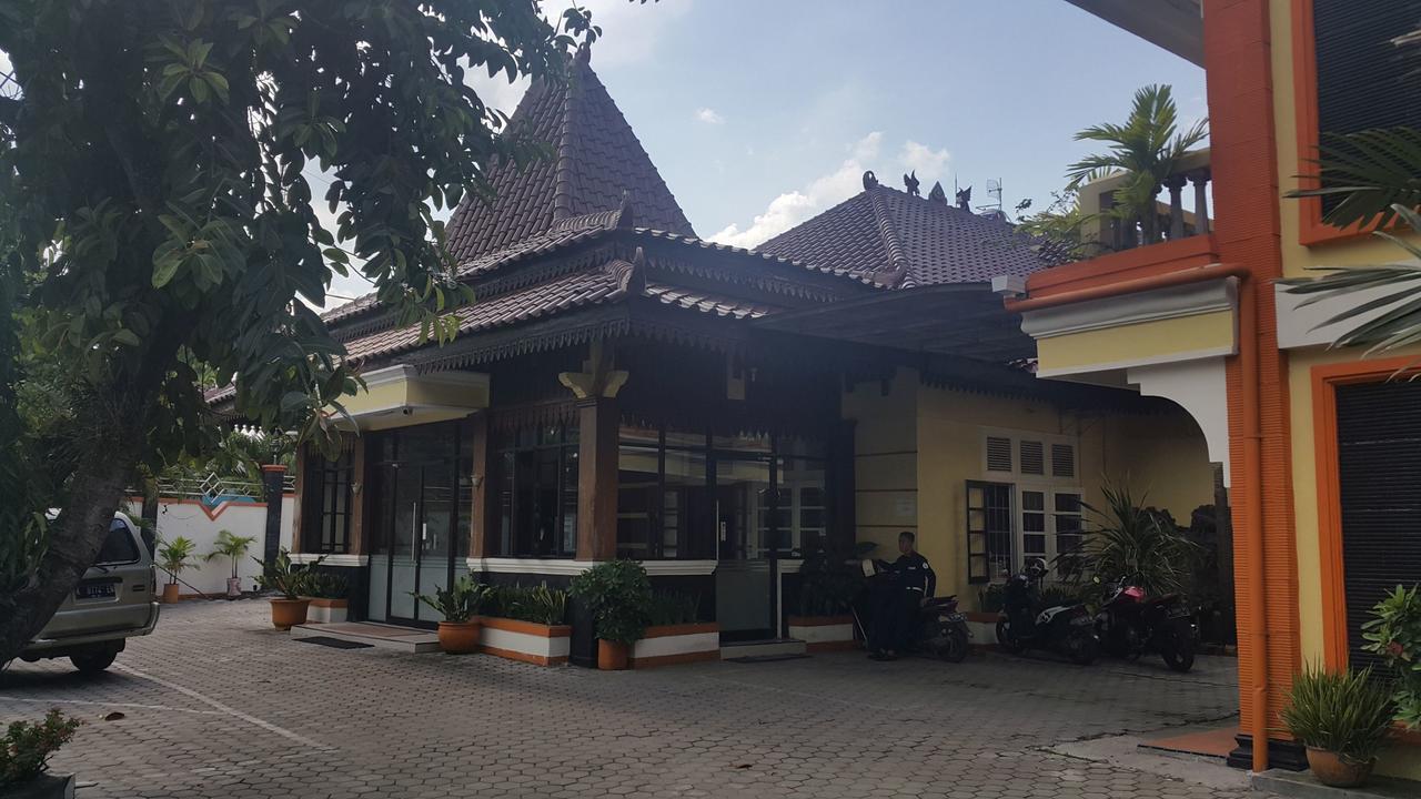 ホテル Simpang Tujuh Cepu エクステリア 写真
