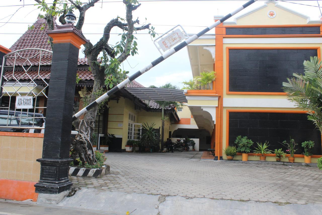 ホテル Simpang Tujuh Cepu エクステリア 写真