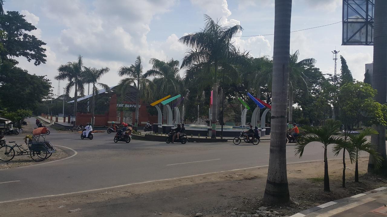 ホテル Simpang Tujuh Cepu エクステリア 写真